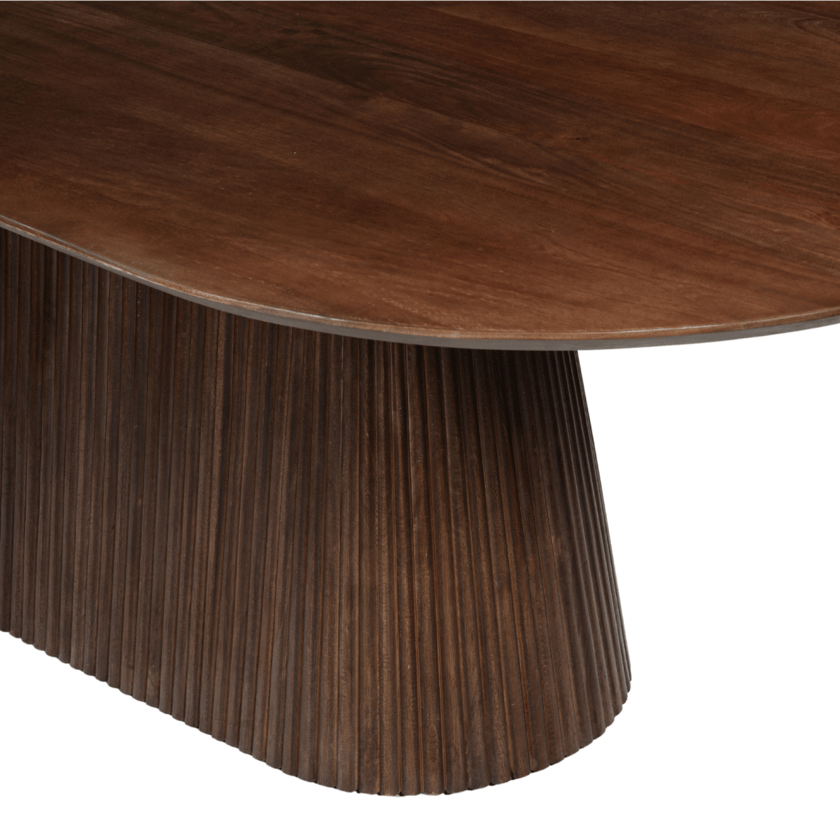 Donkerbruine ovale eettafel van mangohout closeup