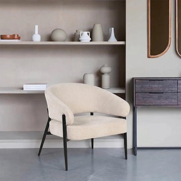 Beige stoel met zwarte stoelpoten