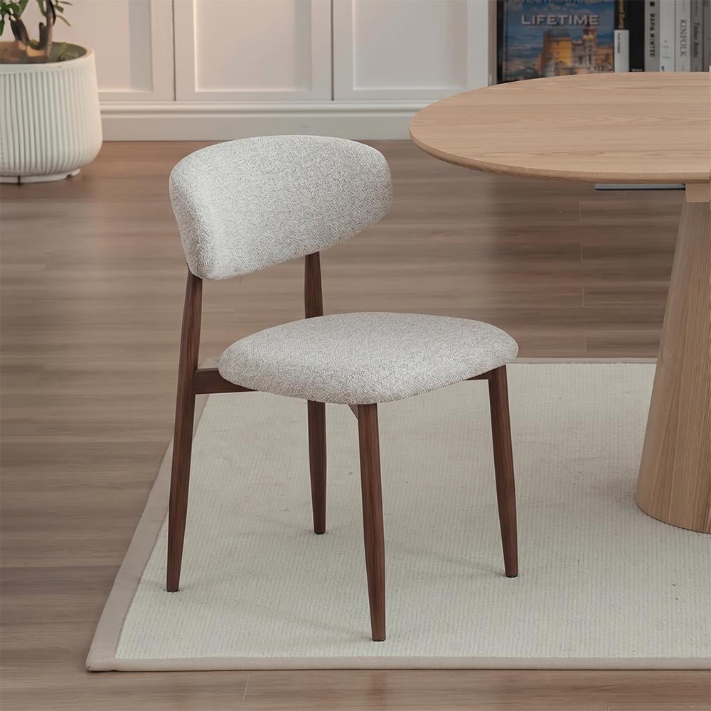 Eetkamerstoel Japandi Kio Beige met walnoot onderstel Mahom