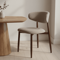 Eetkamerstoel Japandi Taupe met walnoot onderstel Mahom