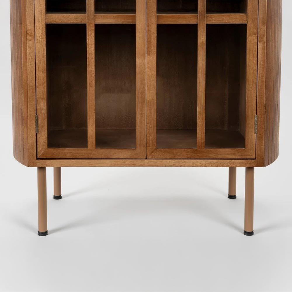 Houten kast met glazen deurtjes