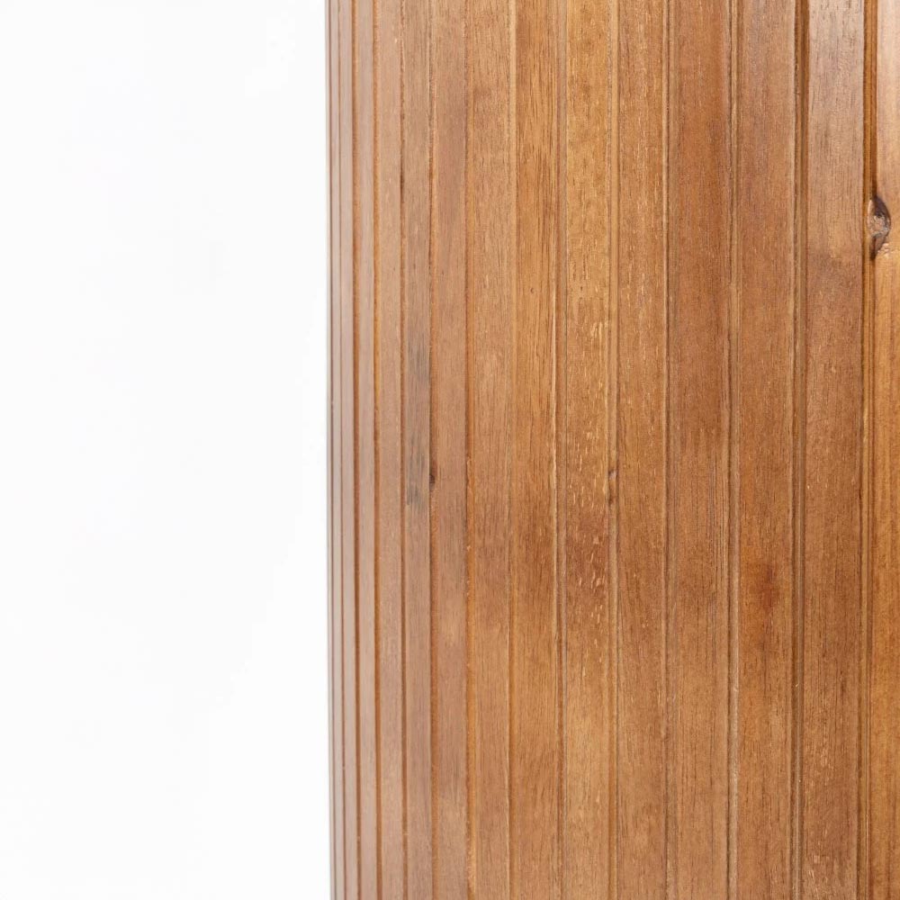 Houten kast met glazen deurtjes