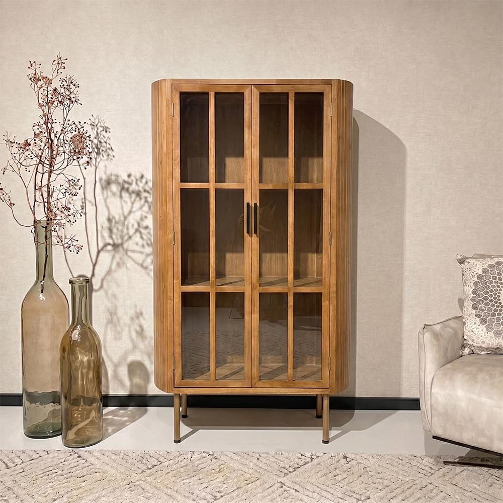 Houten kast met glazen deurtjes